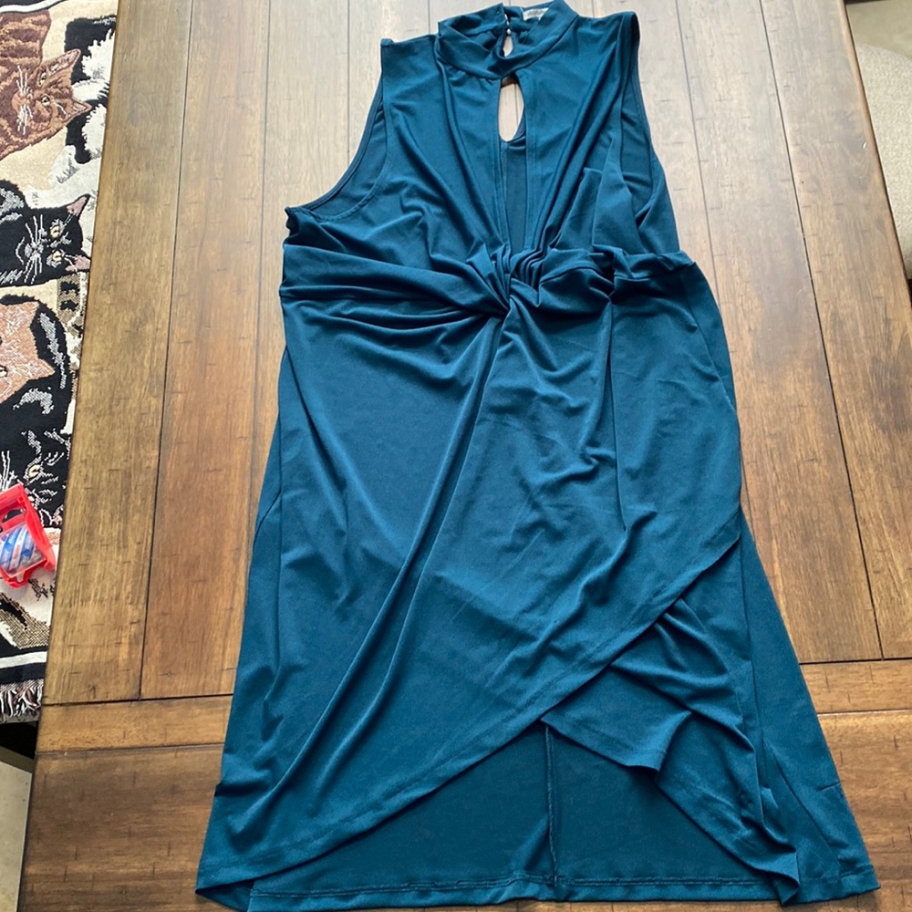 CHARLOTTE RUSSE
Bodycon- A-Line Peek a Boo Plunge Halter Dress